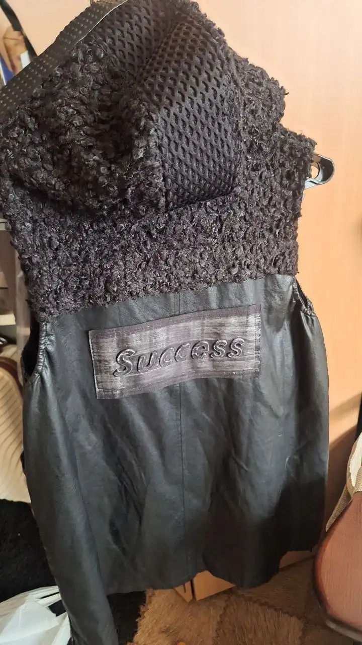 Жилет женский утепленный из эко кожи с вставкой барашек - Верхняя одежда (Одежда) в Балашиха