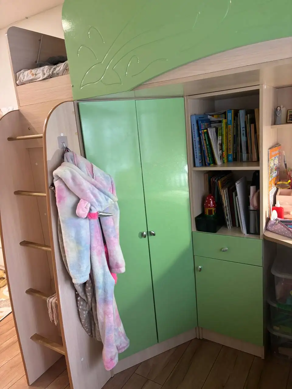 Продам кровать с большим столом и шкафом - Мебель (Барахолка) в Балашиха