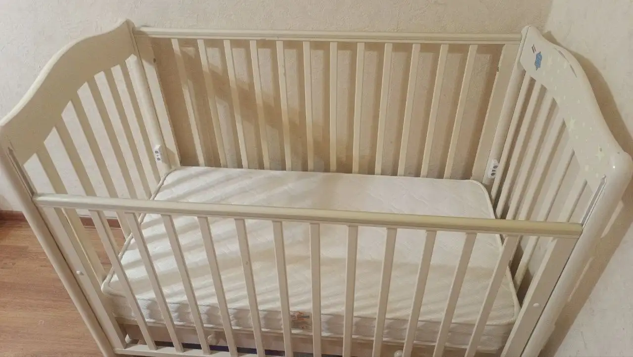 Детская кроватка-маятник с дефектом - Детская мебель (Товары для детей) в Лесной Городок