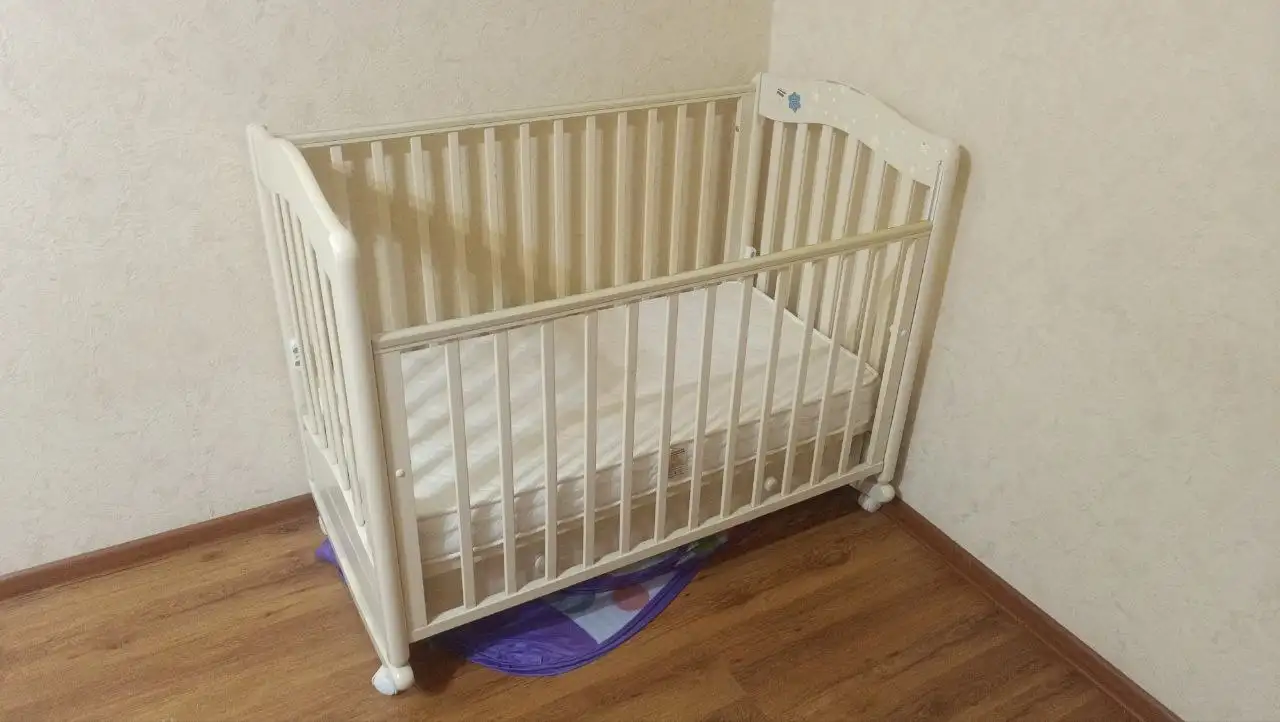 Детская кроватка-маятник с дефектом - Детская мебель (Товары для детей) в Лесной Городок