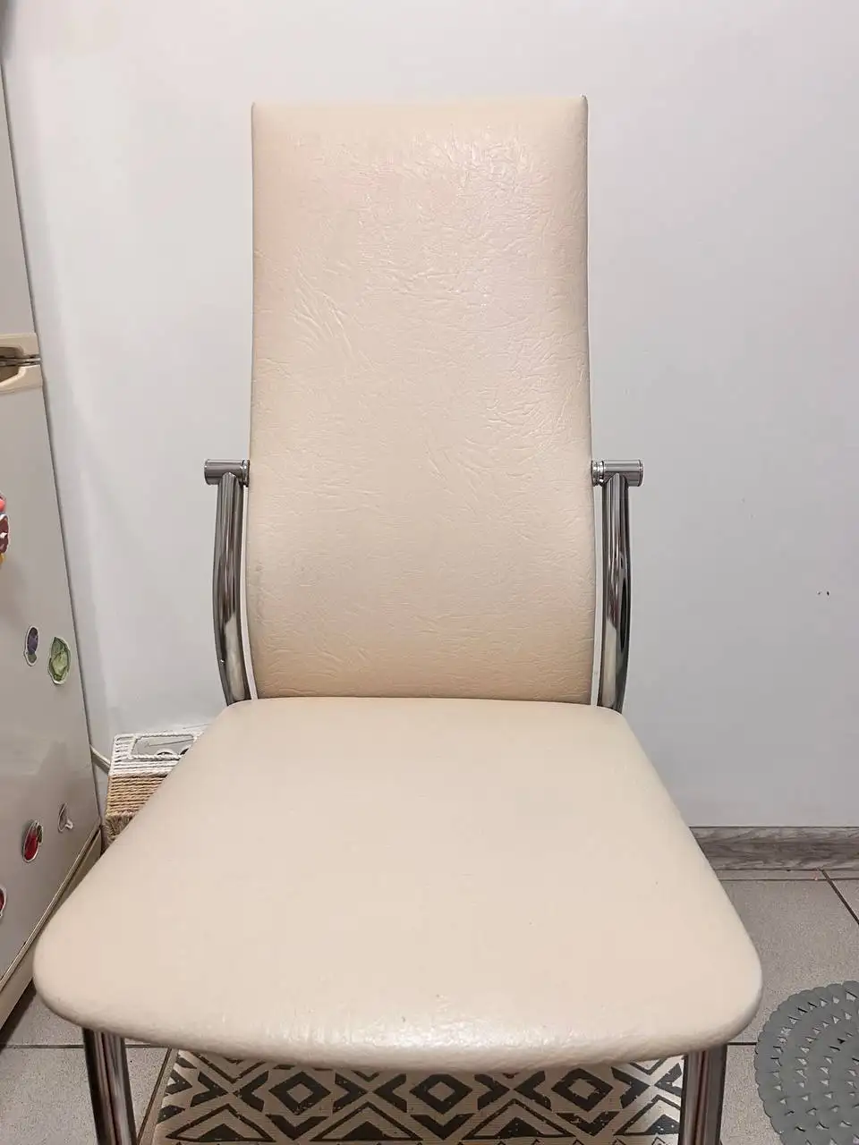 Три качественных кухонных стула с мягким сиденьем - Барахолка в Балашиха