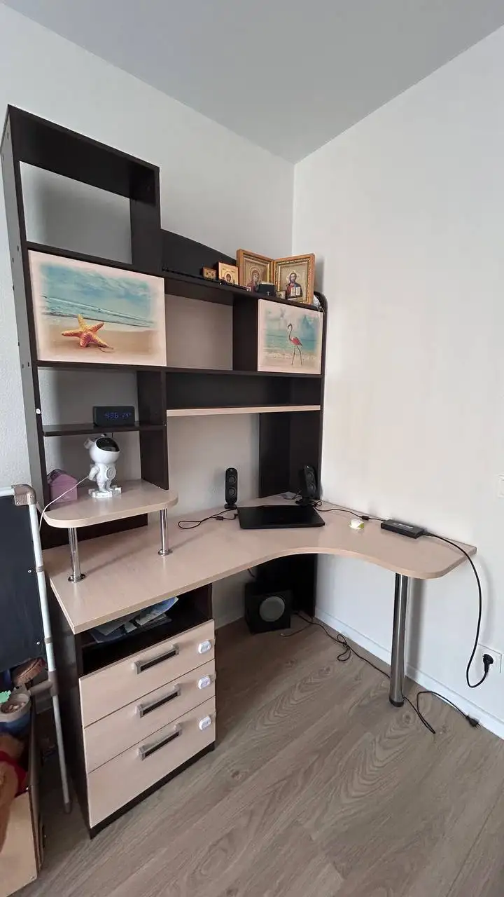 Компьютерный стол со сколами - Мебель (Для дома и дачи) в Балашиха