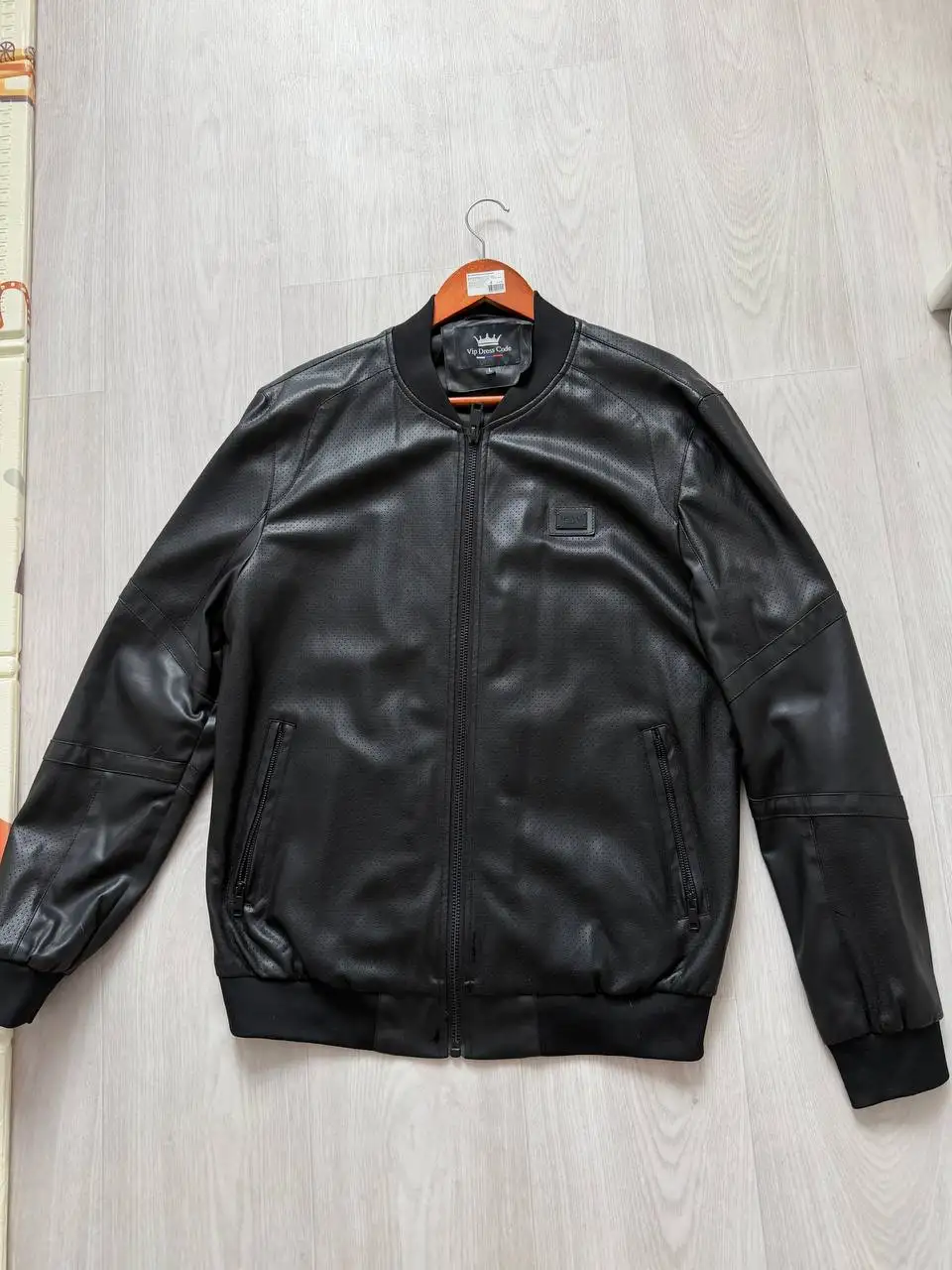 Мужская черная кожаная куртка размер L - Куртки (Одежда) в Балашиха
