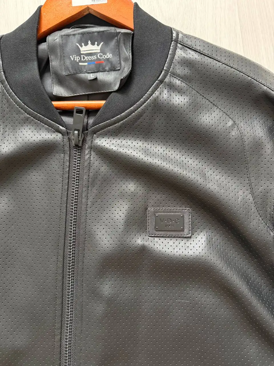 Мужская черная кожаная куртка размер L - Куртки (Одежда) в Балашиха