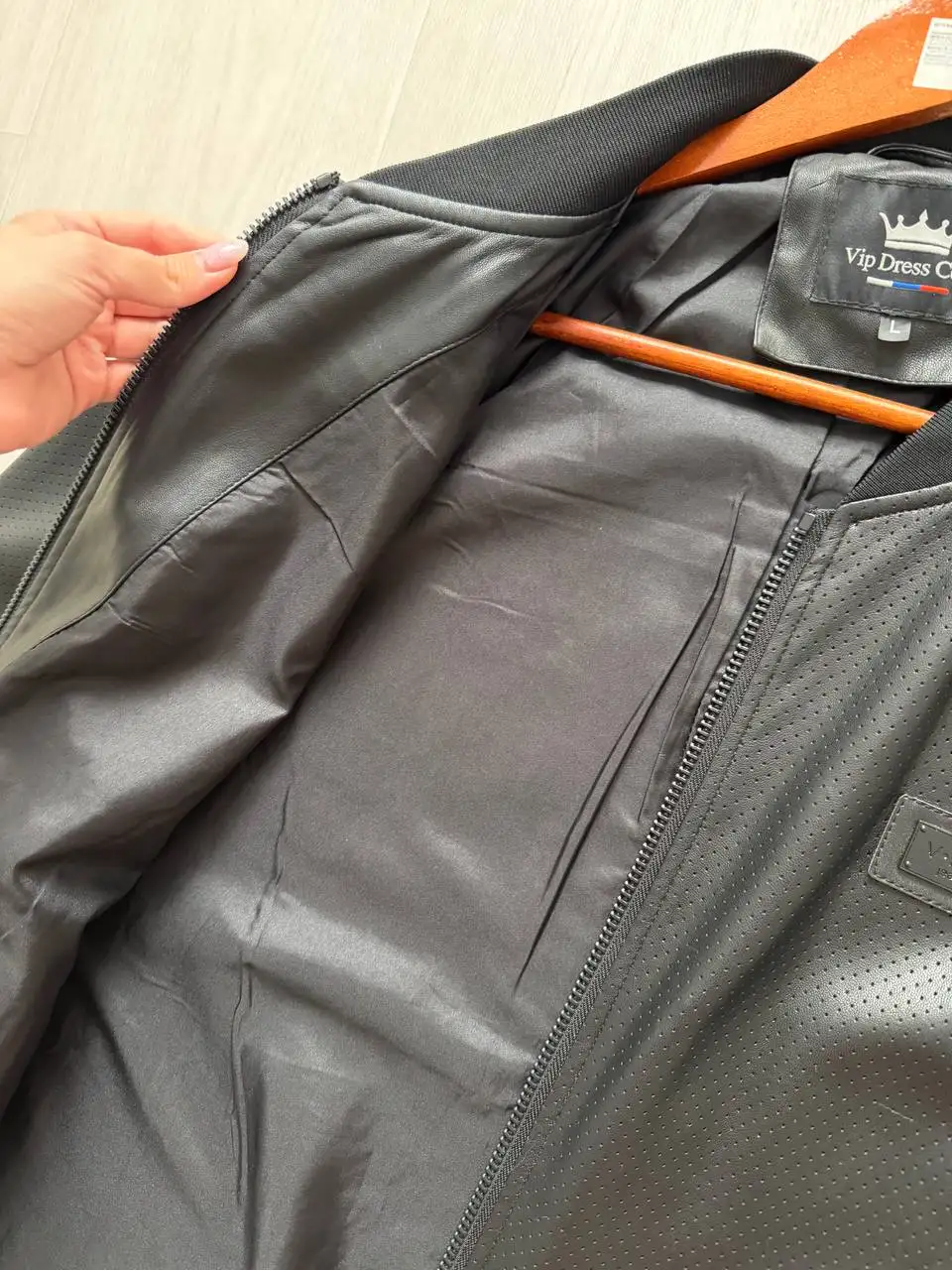 Мужская черная кожаная куртка размер L - Куртки (Одежда) в Балашиха