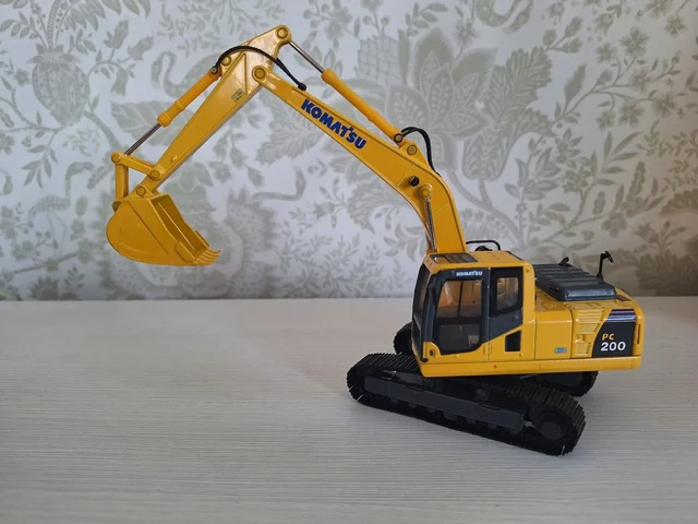 Коллекционная модель экскаватора Komatsu PC200 - Картины в Балашиха