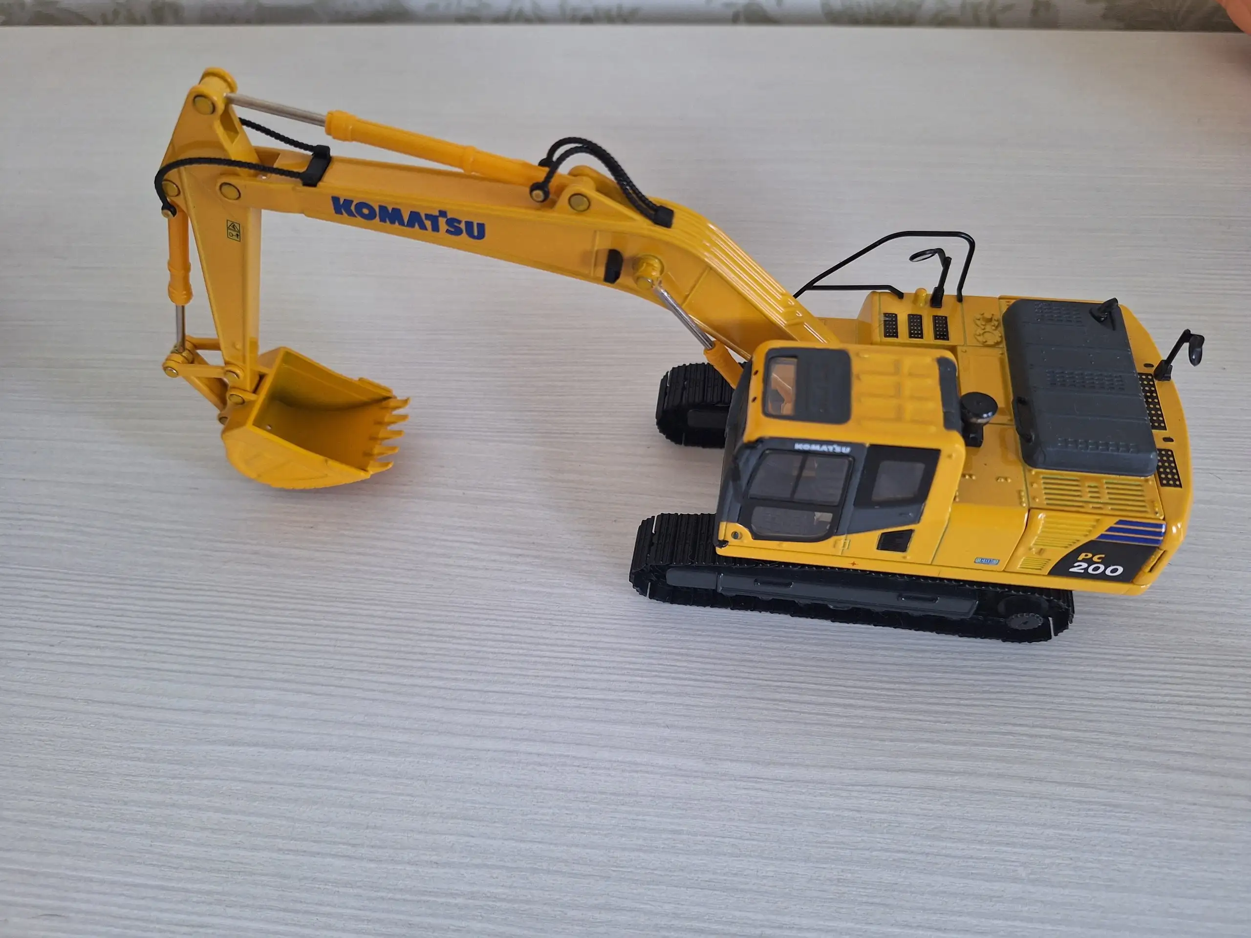 Коллекционная модель экскаватора Komatsu PC200 - Моделизм (Хобби и отдых) в Балашиха