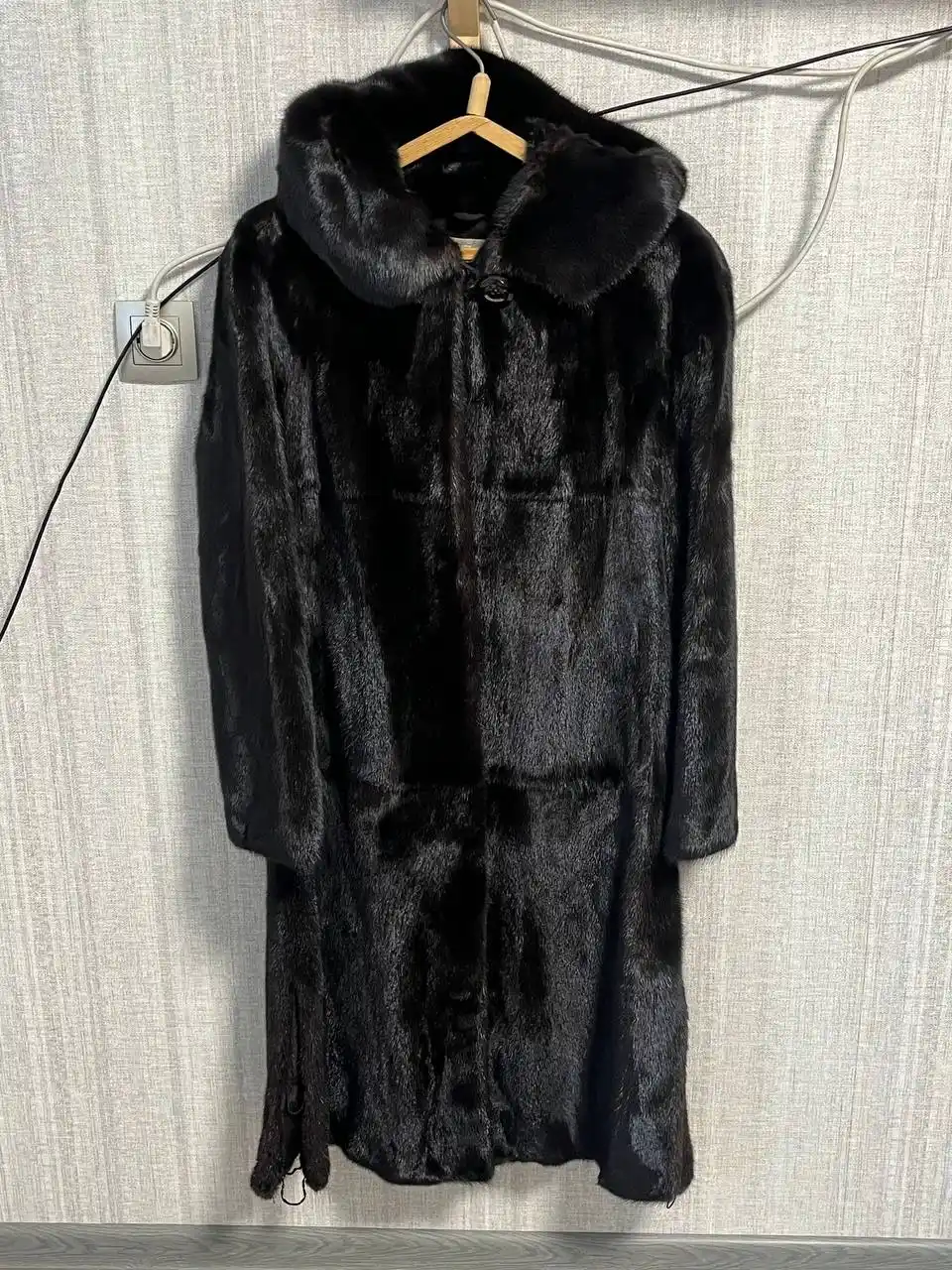 Продам две натуральные шубы