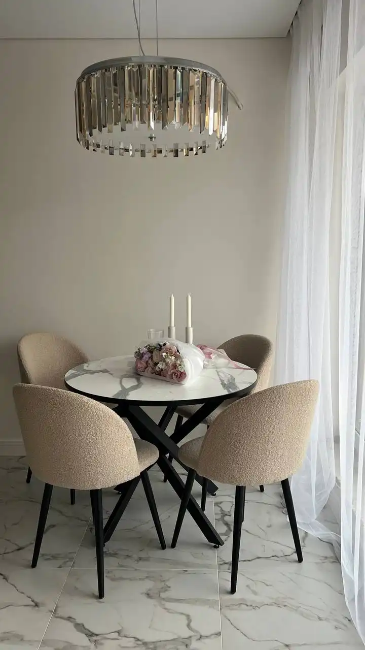 Продам стол и стулья (4 шт)