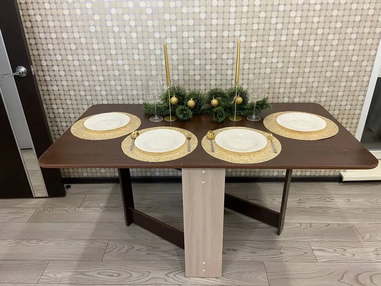 Продам новый стол-книжку для праздников