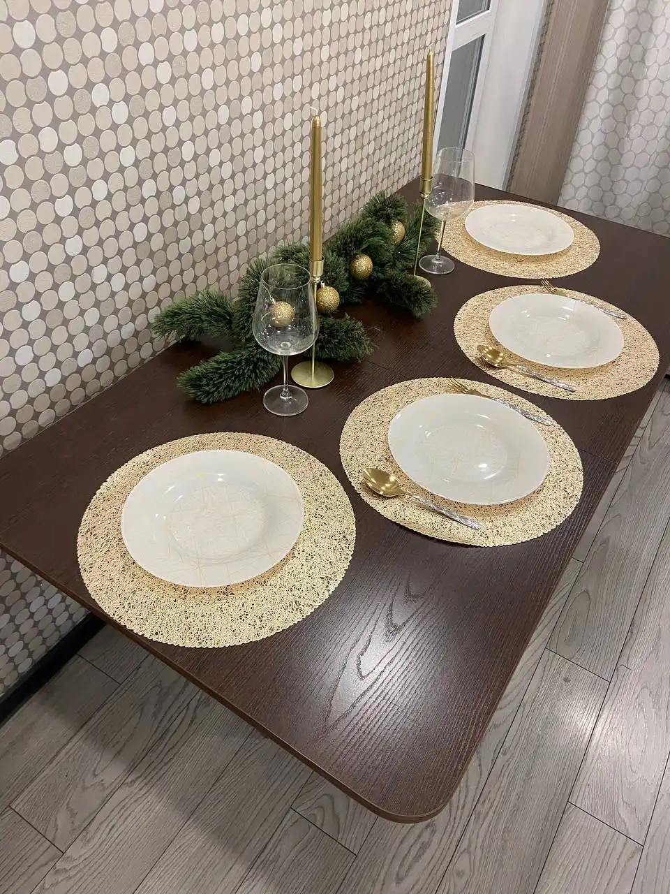 Продам новый стол-книжку для праздников