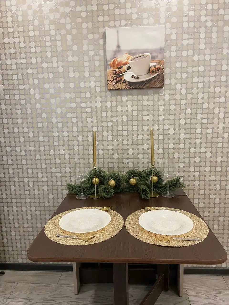 Продам новый стол-книжку для праздников