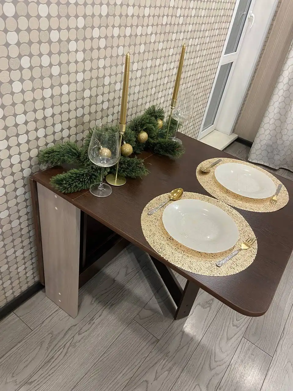 Продам новый стол-книжку для праздников