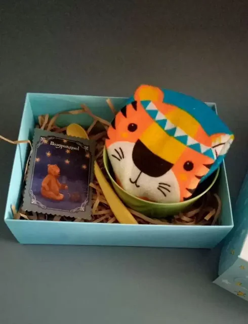 Подарочный набор для малыша с нагрудником и чашечкой - Товары для детей в Новосибирск