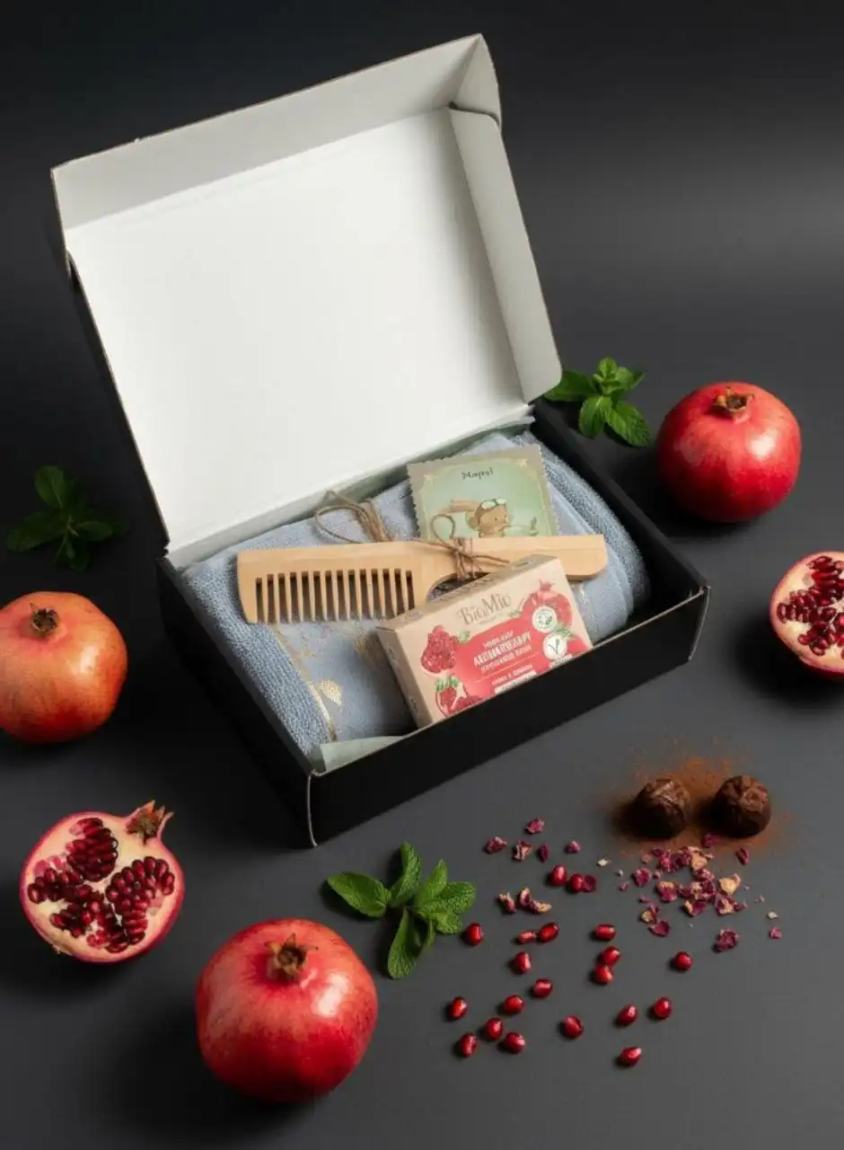 Женский подарочный набор с полотенцем, расческой и косметикой