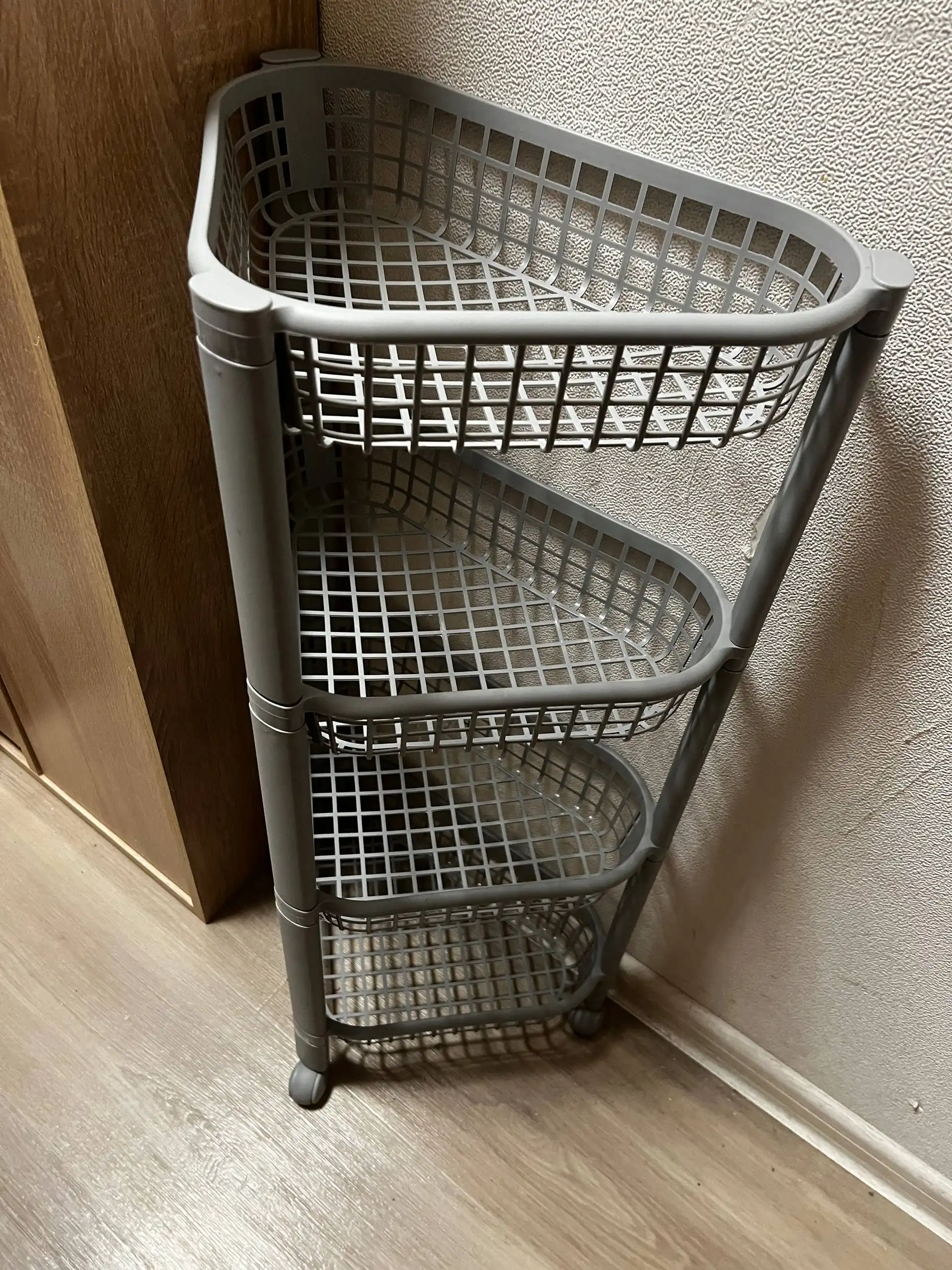 Этажерка угловая на колесиках