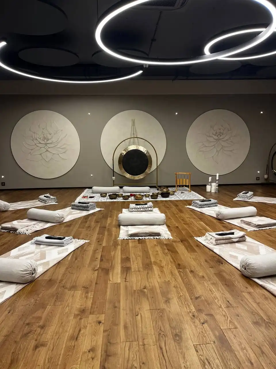 Заключительный групповой релакс-сеанс с поющими чашами