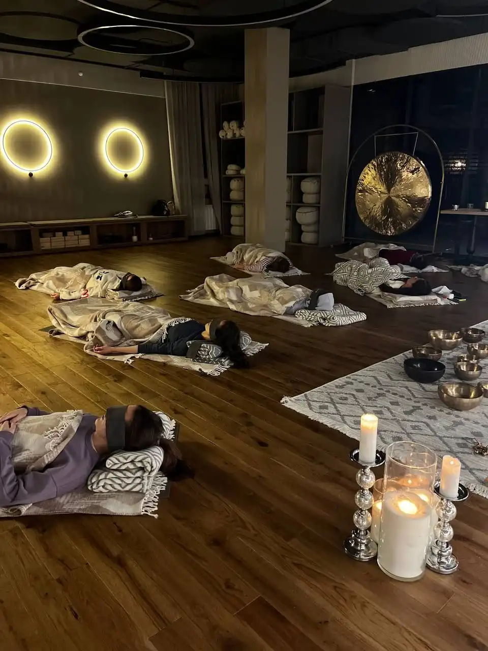 Заключительный групповой релакс-сеанс с поющими чашами