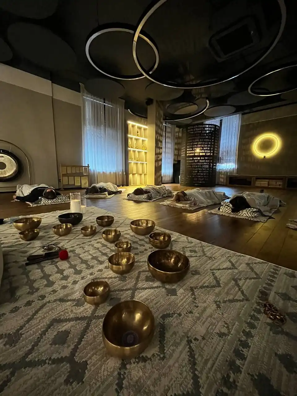 Заключительный групповой релакс-сеанс с поющими чашами