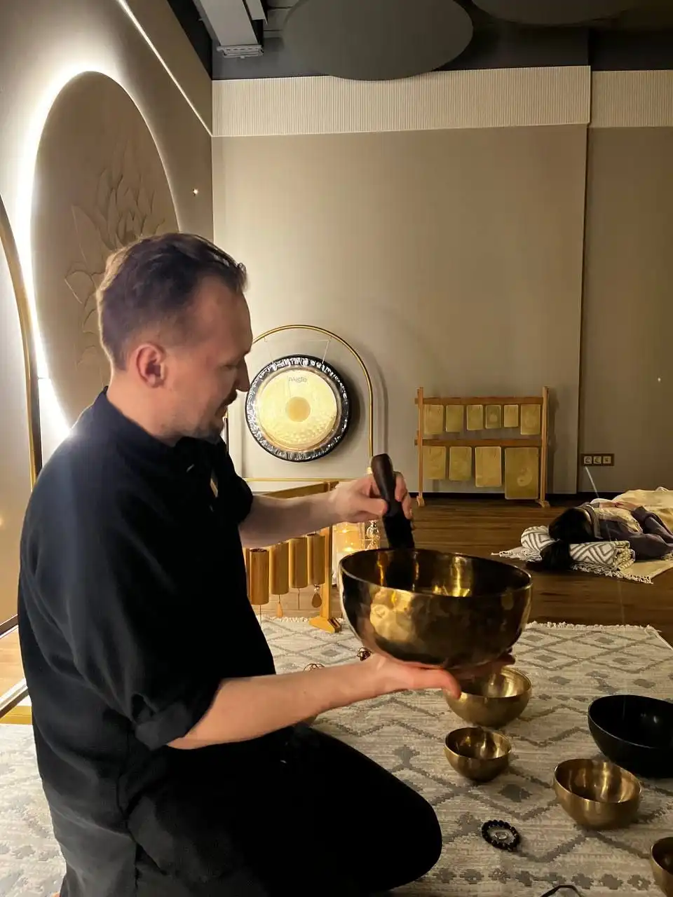 Заключительный групповой релакс-сеанс с поющими чашами