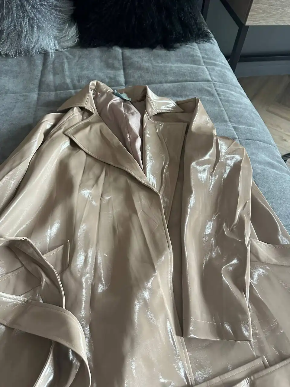 Тренч из лаковой жар кожи бежевого цвета женский - Верхняя одежда (Одежда) в Новосибирск