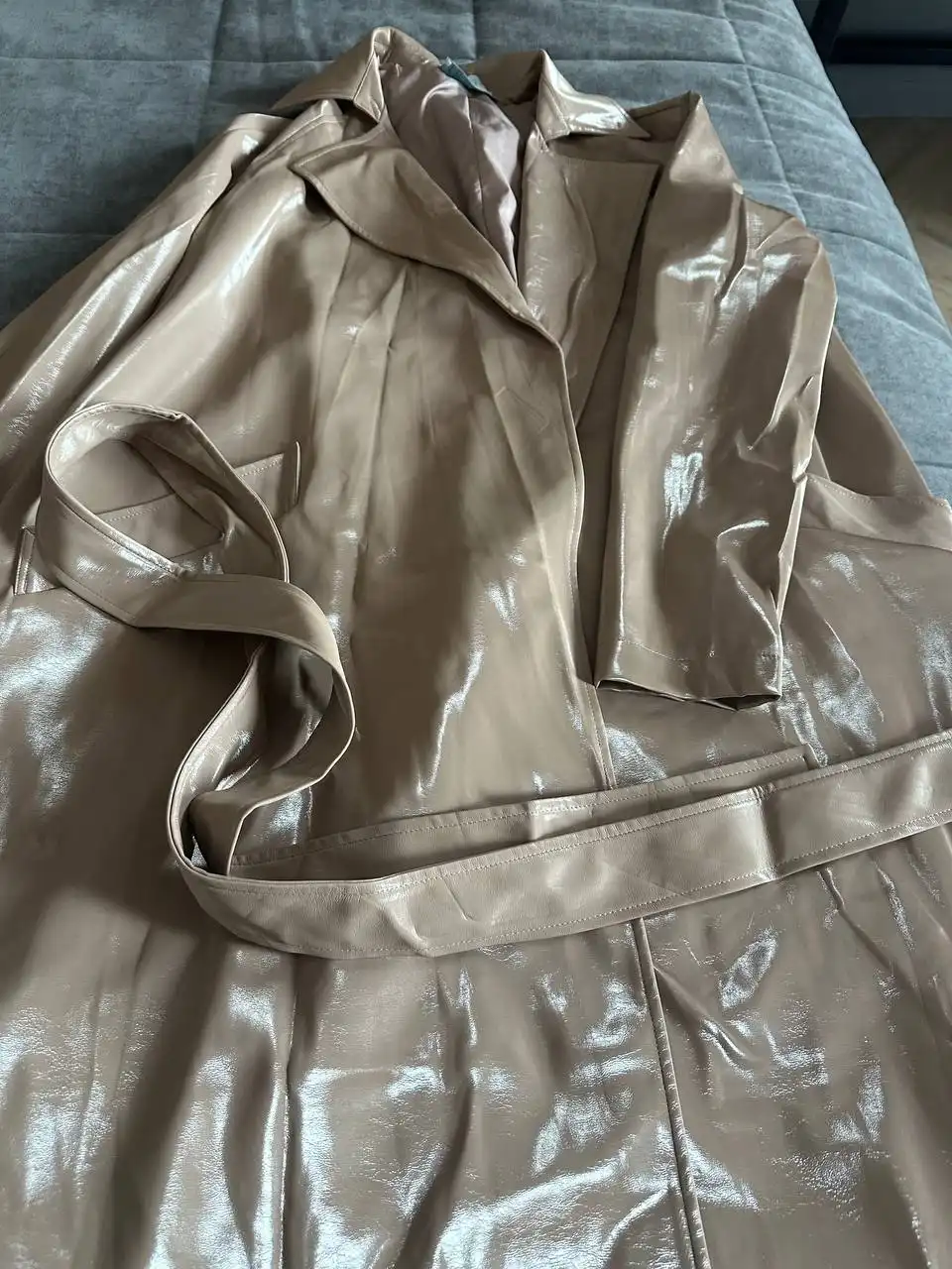 Тренч из лаковой жар кожи бежевого цвета женский - Верхняя одежда (Одежда) в Новосибирск