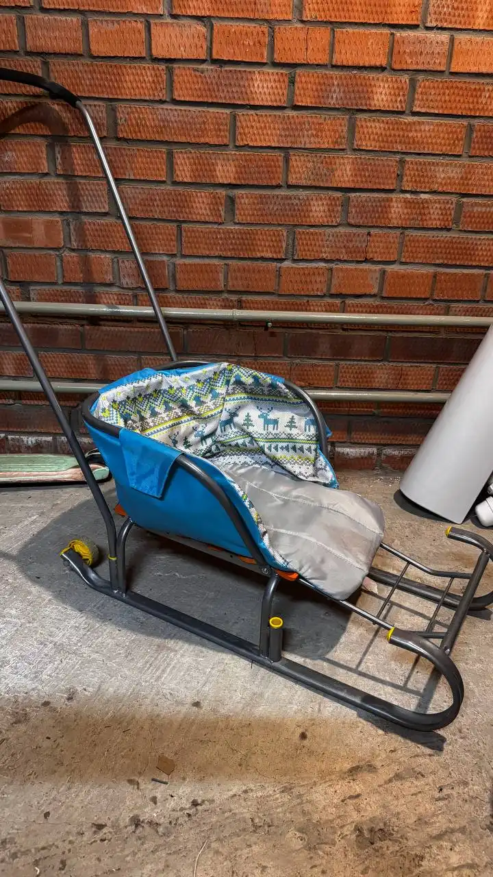 Сани с чехлом, колесиками и переставной ручкой - Спортивный инвентарь (Хобби и отдых) в Новосибирск