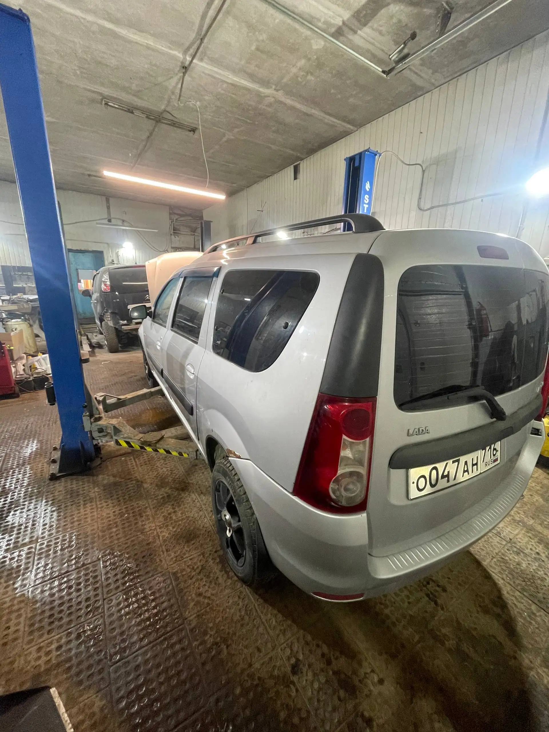 Продажа Lada Largus 2013 года с кондиционером и двигателем после ремонта - Легковые автомобили (Авто) в Казань