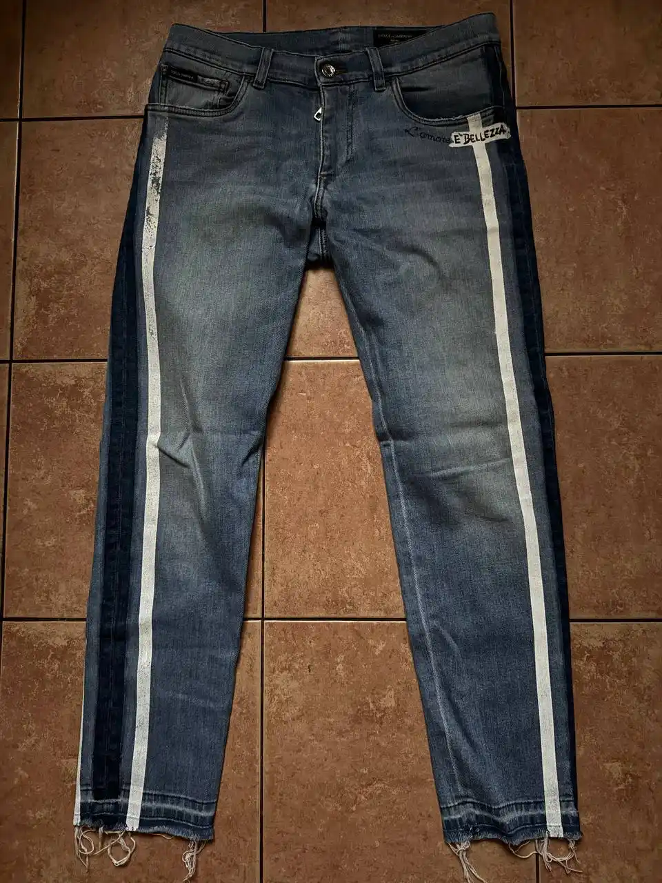 Продажа брендовых джинсов и футболок