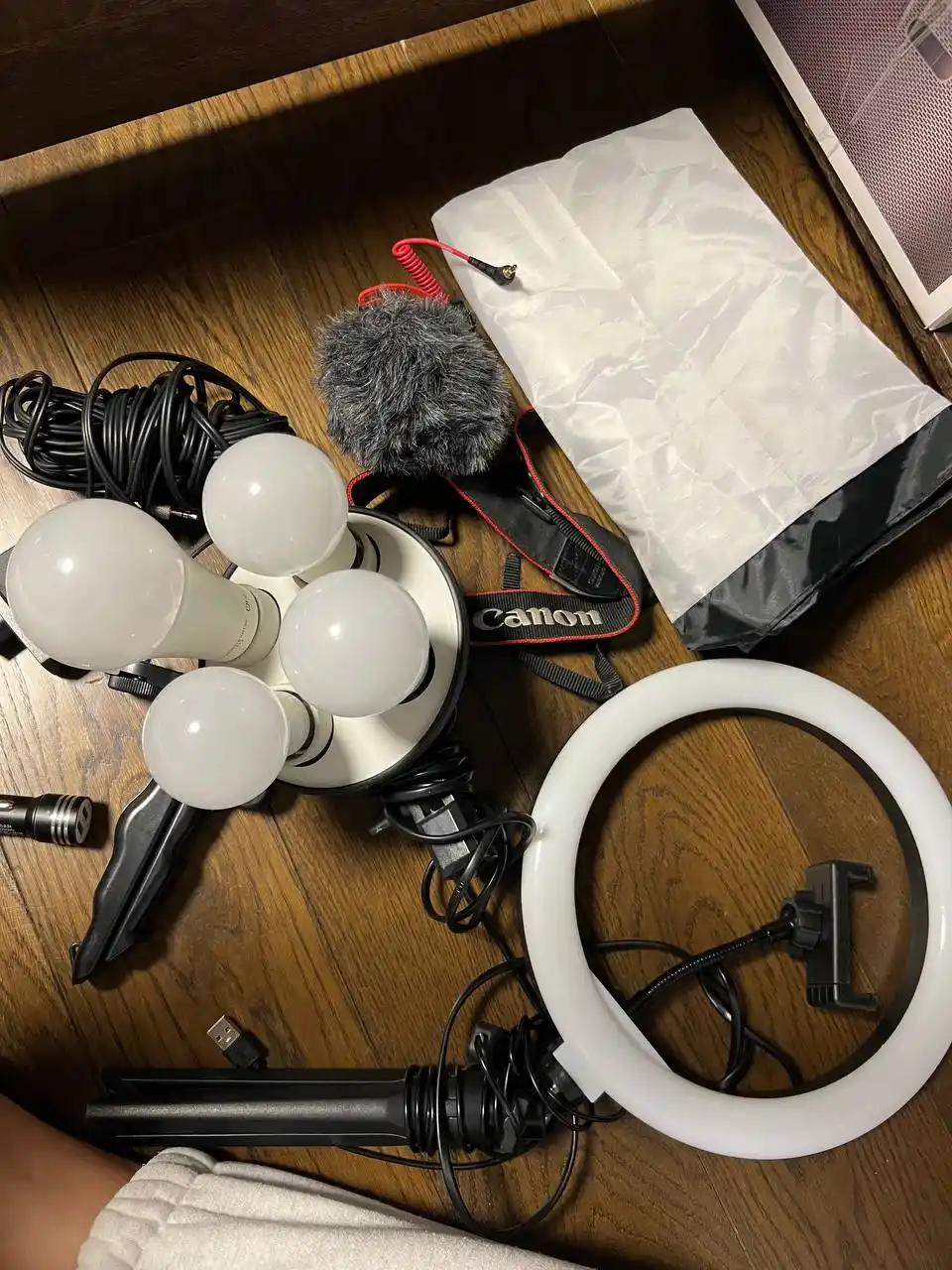 Продажа фотоаппарата Canon, стульев и винилового проигрывателя