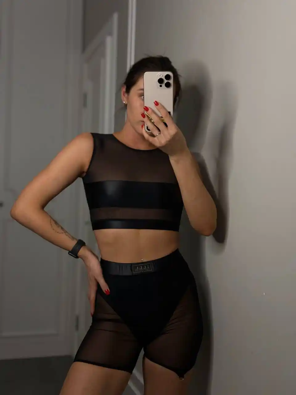 Эффектный костюм из дышащей сетки и ткани с эффектом мокрой кожи