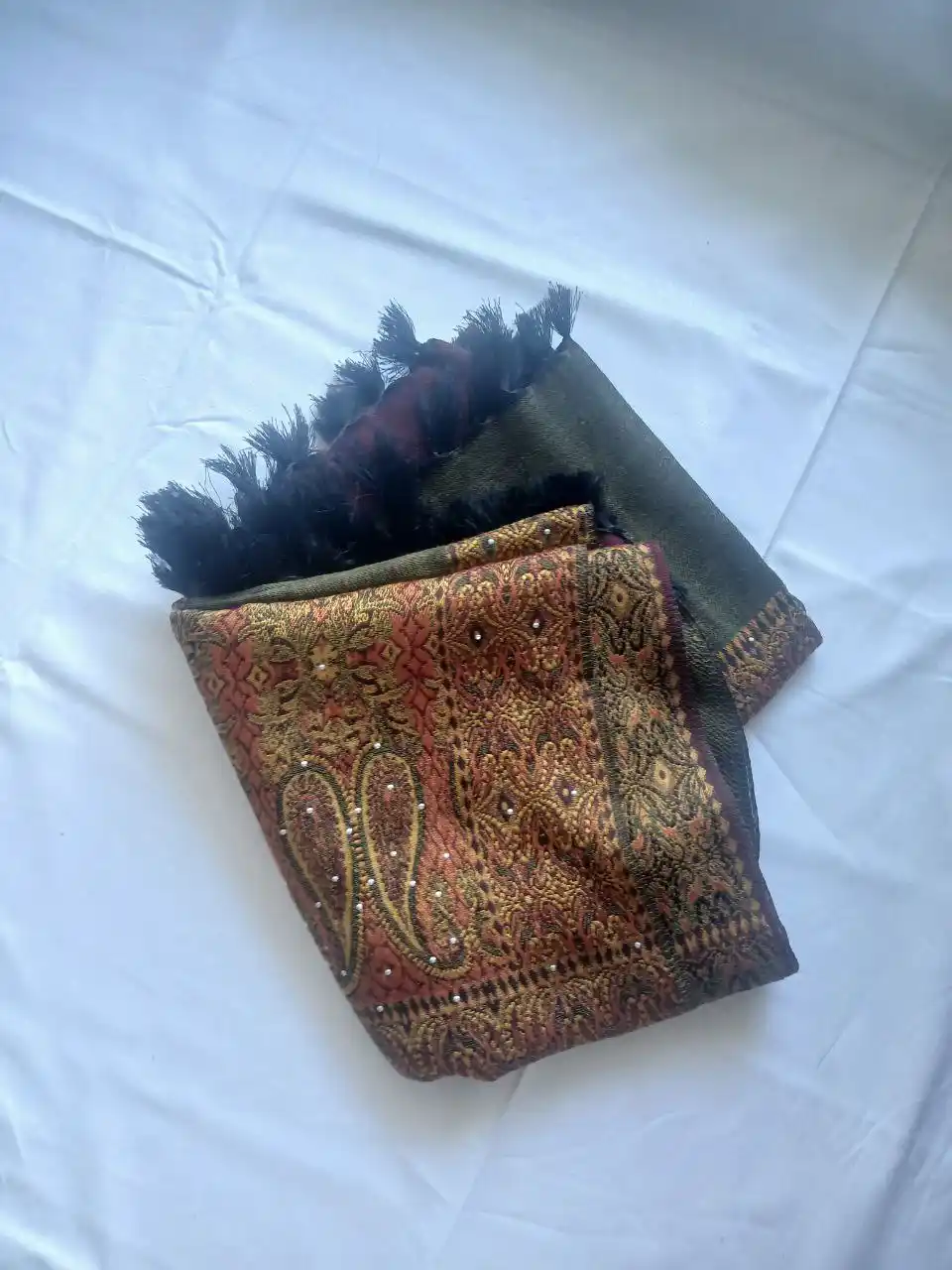 Тёплый платок с оригинальным дизайном