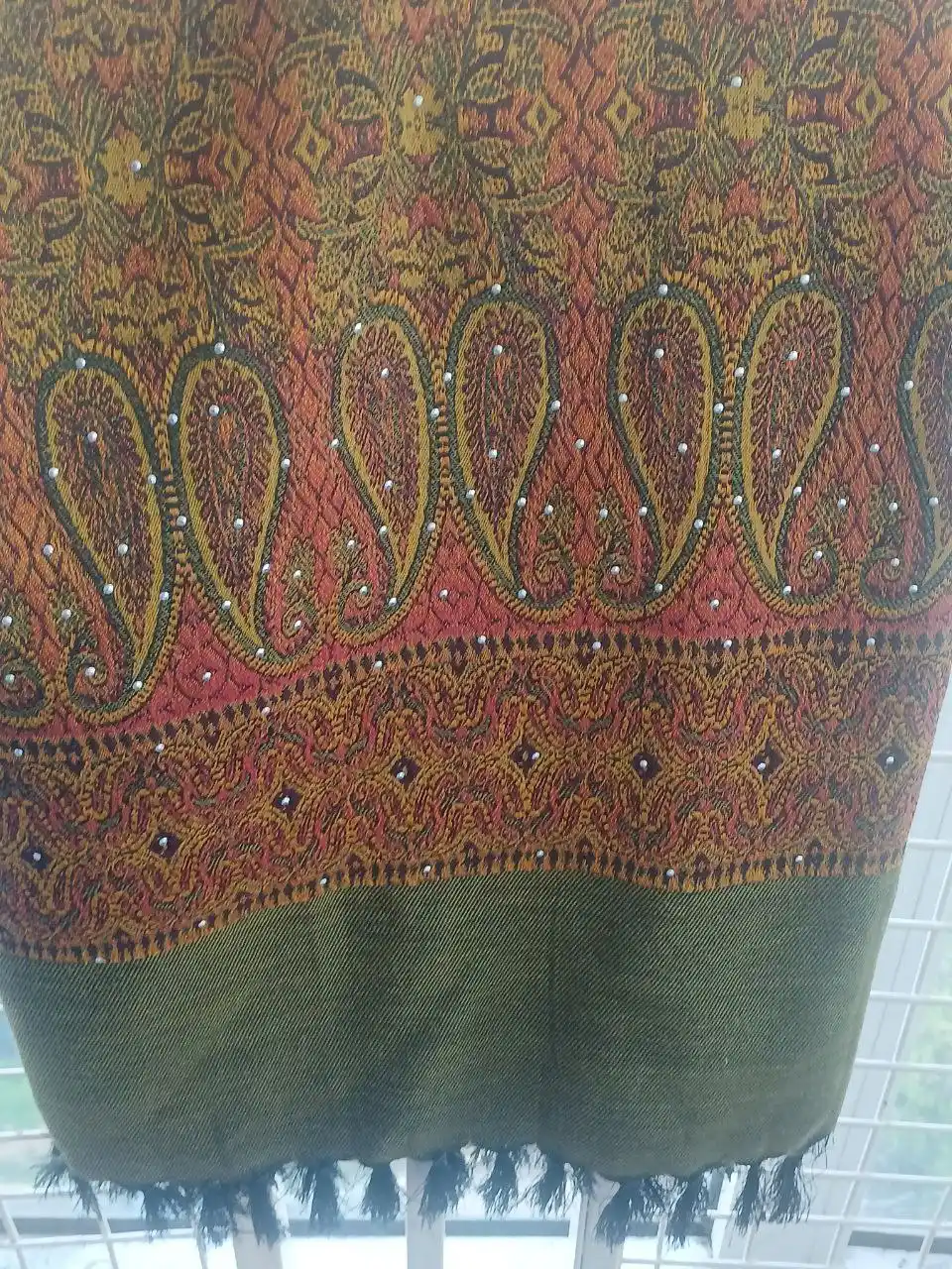 Тёплый платок с оригинальным дизайном