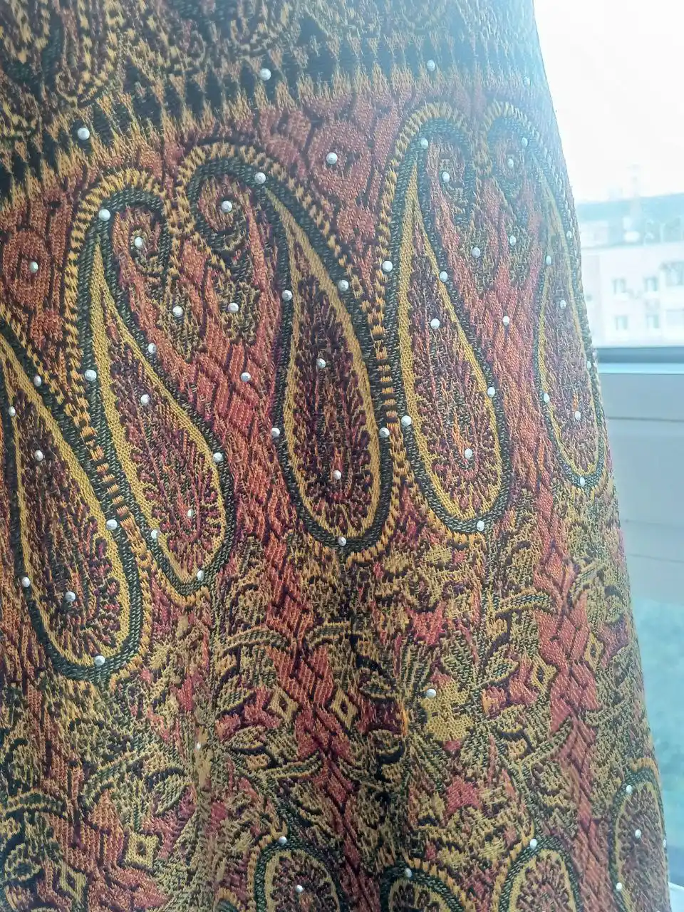 Тёплый платок с оригинальным дизайном