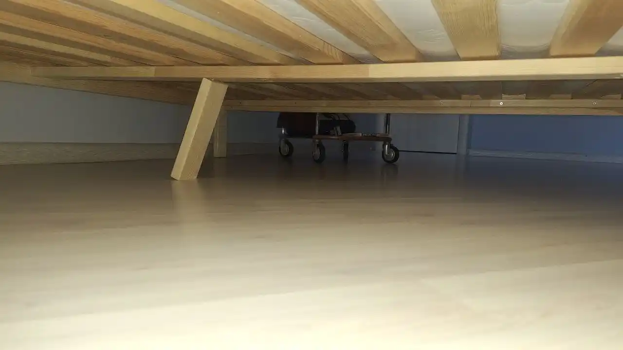 Продаётся двуспальная кровать из натурального дерева