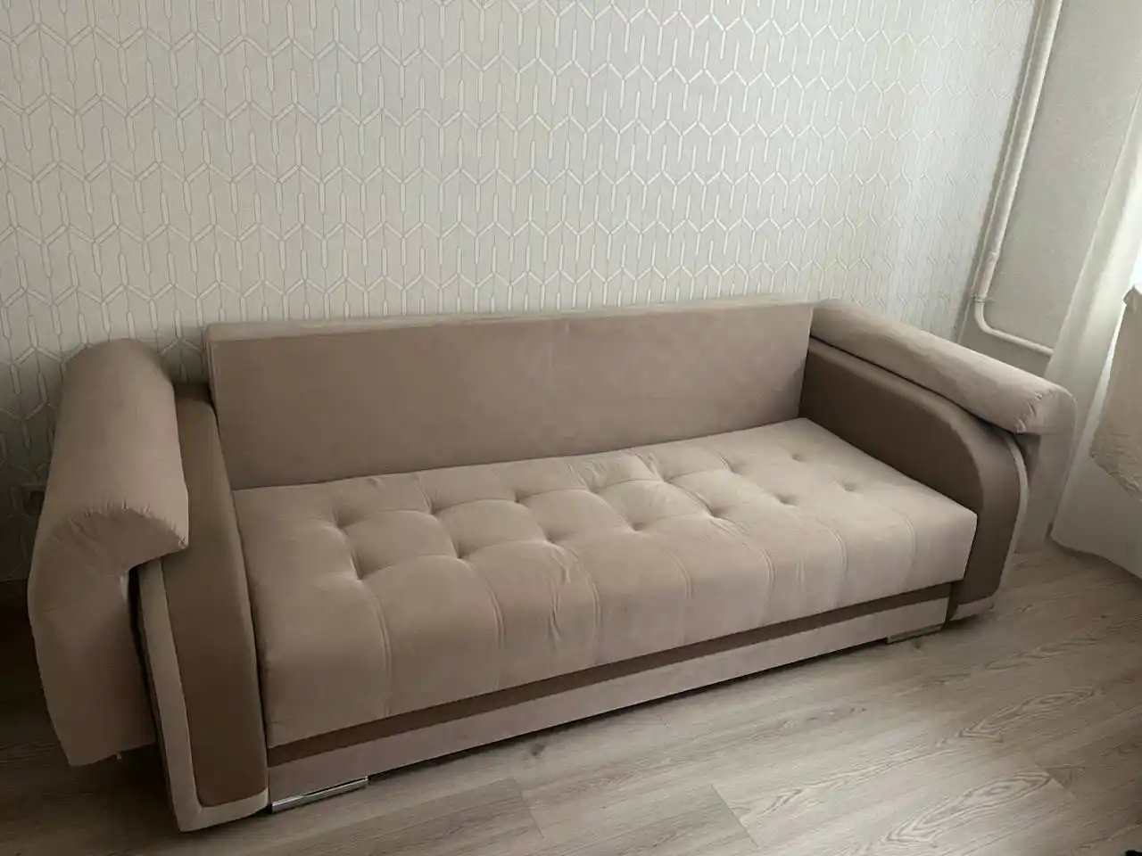 Продам прямой диван бежевого цвета