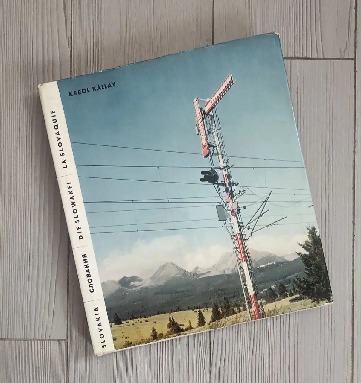 Книга альбомного формата на нескольких языках