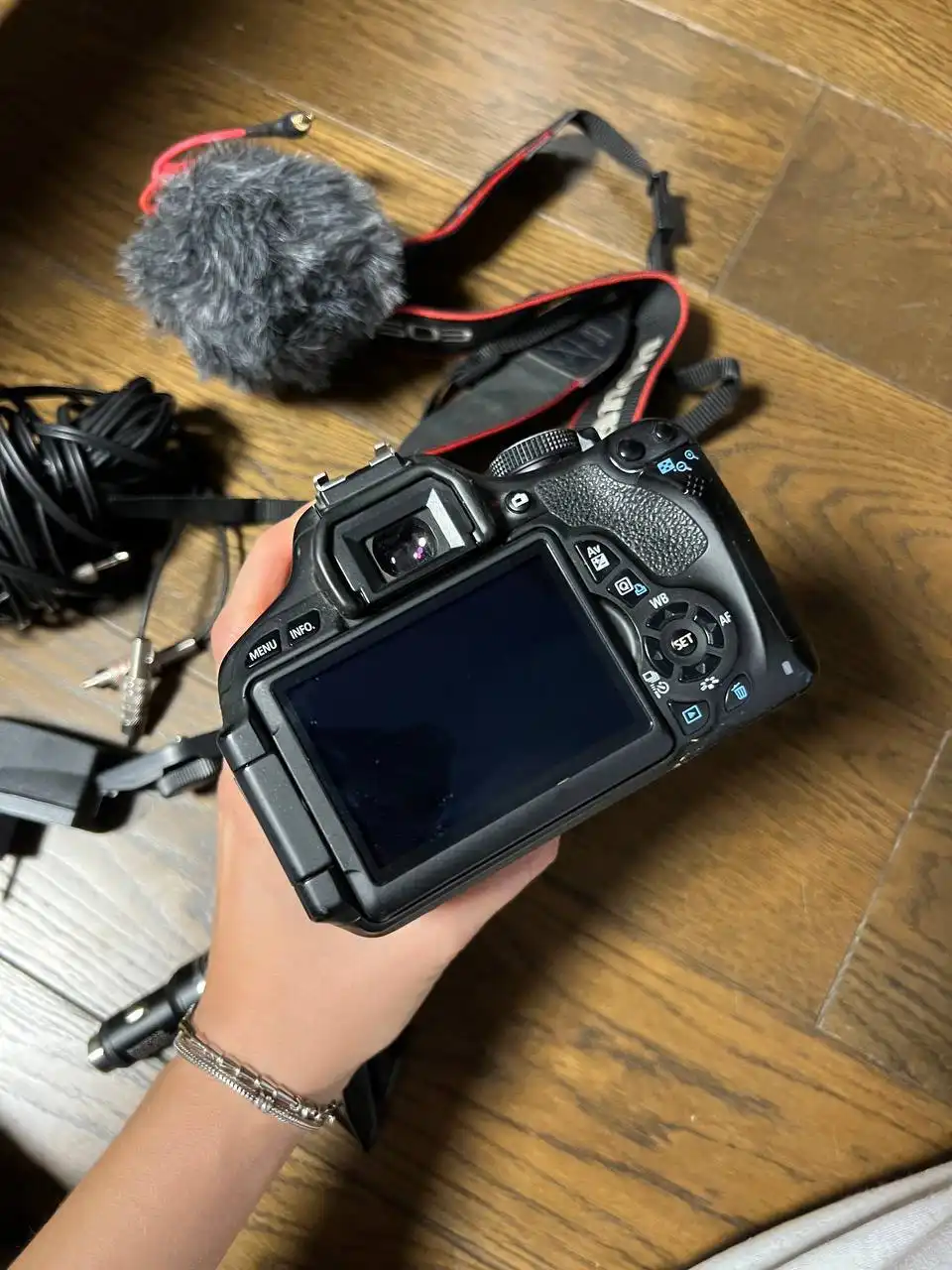 Продажа фотоаппарата Canon, стульев, винилового проигрывателя, разделочных досок, колонки Harman Kardon, столов и барных стульев в Москве