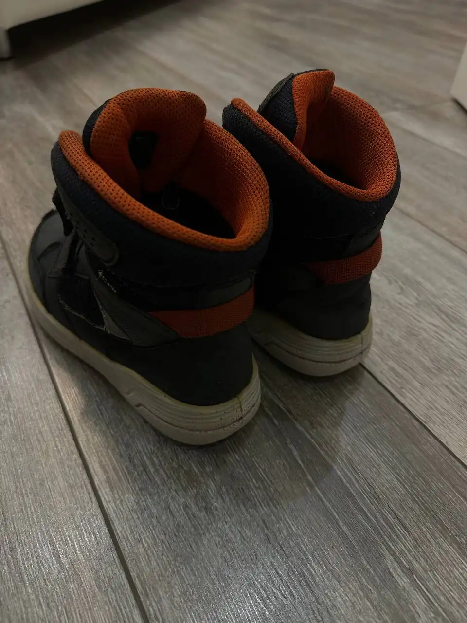 Продаются зимние ботинки Ecco темно-синего цвета размер 34