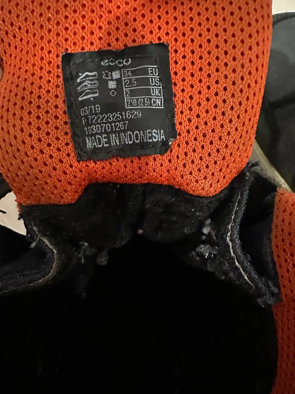 Продаются зимние ботинки Ecco темно-синего цвета размер 34