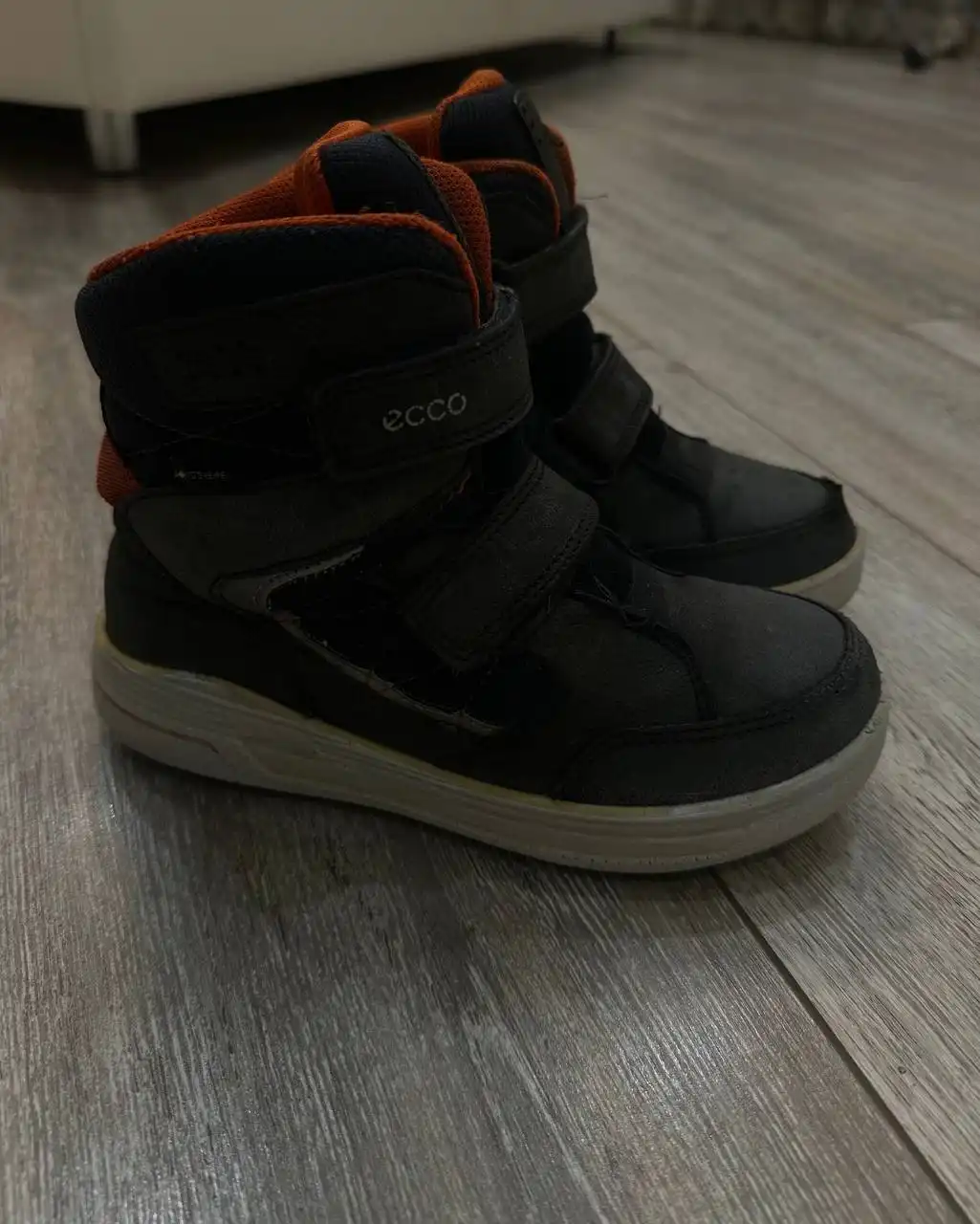 Продаются зимние ботинки Ecco темно-синего цвета, размер 34