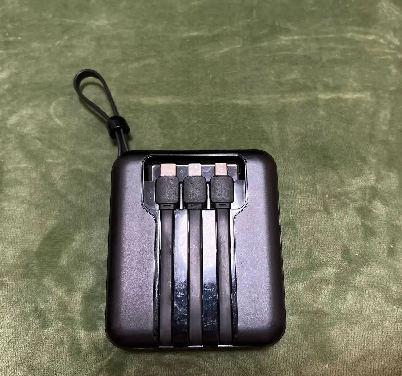 Повербанк 10.000 мАч с 3 встроенными шнурами