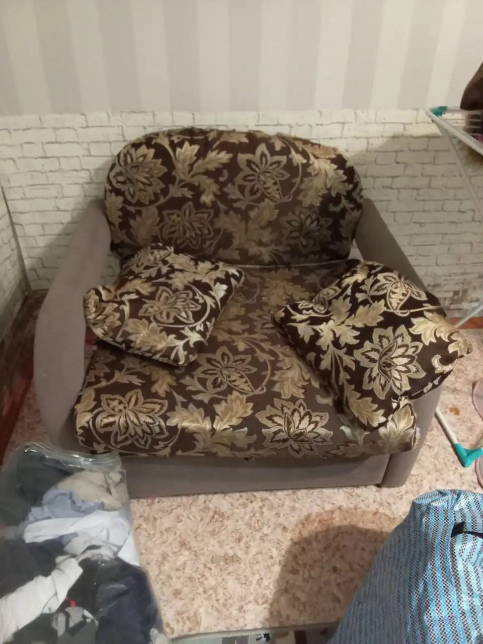 Диван-кровать с дефектами в дар