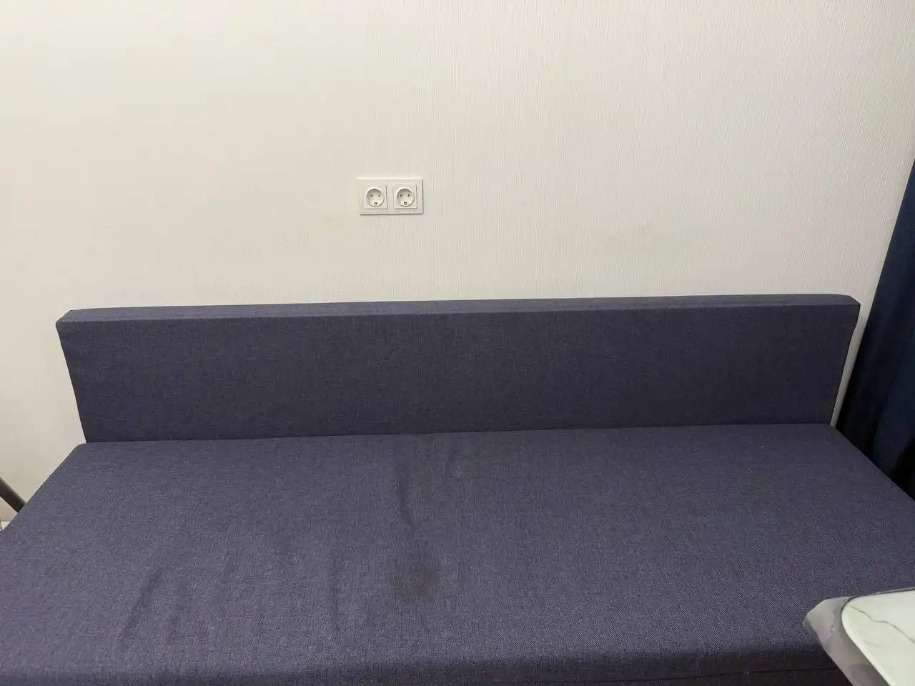 Продажа дивана-кровати с пятном от утюга