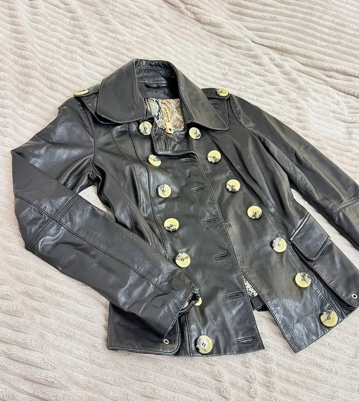 Продам кожаную куртку 42 размер