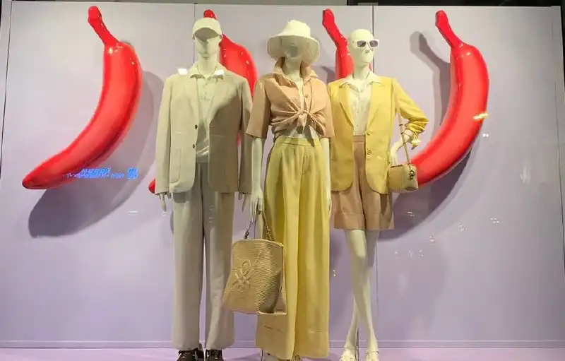 Декоративные пластиковые бананы для витрин