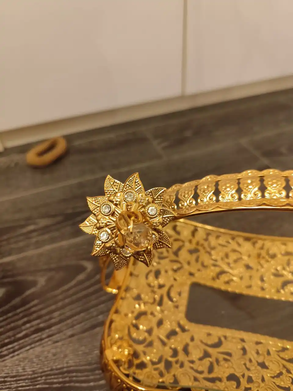 Фруктовница стеклянная с металлическим декором