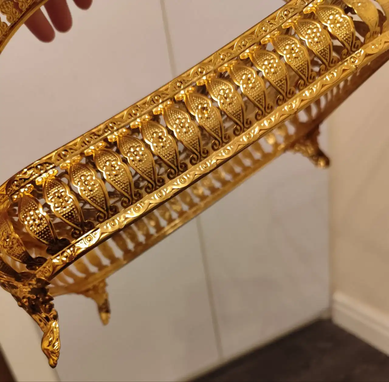 Фруктовница стеклянная с металлическим декором