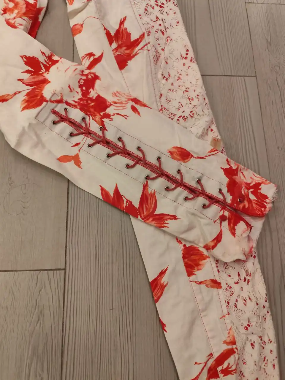 Джинсы со шнуровкой и разводами - Джинсы (Одежда) в Москва