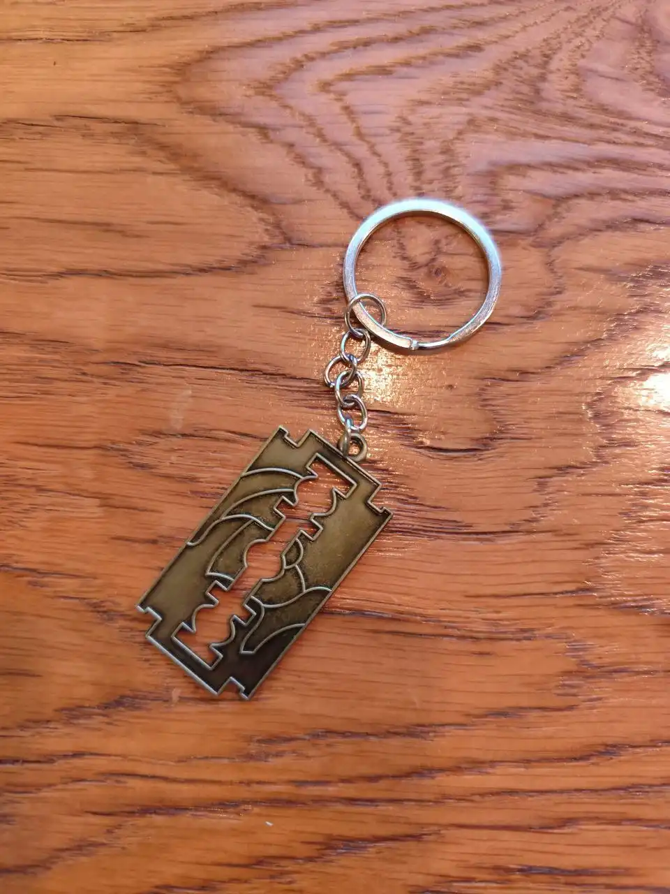 Чокер, брелки и брошь - новые аксессуары